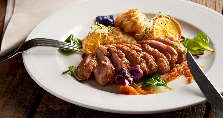 Rozé kacsamell szőlőmártással, párolt újhagymával