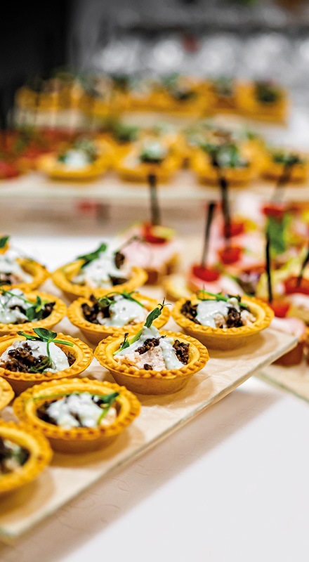 Vegán ételek a büféasztalon