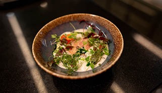 Csirkemozaik, erdei gombák, burgonyakrémmártás Dalnoki Bencétől