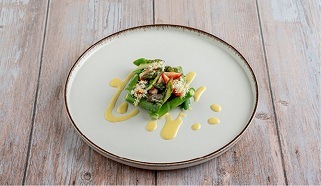 Spárga-eper saláta Dalnoki Bencétől