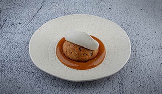 Szaftos, ragacsos téli sütemény karamellás mázzal és pikáns vaníliás krémmel Dalnoki Bencétől