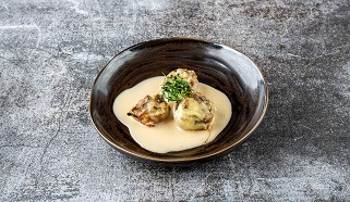 Sóágyon sült gombával töltött hagyma, póréhagyma veloutéval