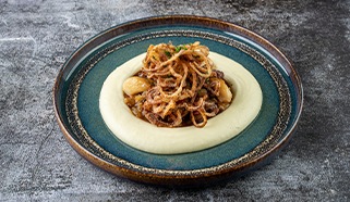 Hagymás rostélyos szarvasgombás burgonyapürével Dalnoki Bencétől