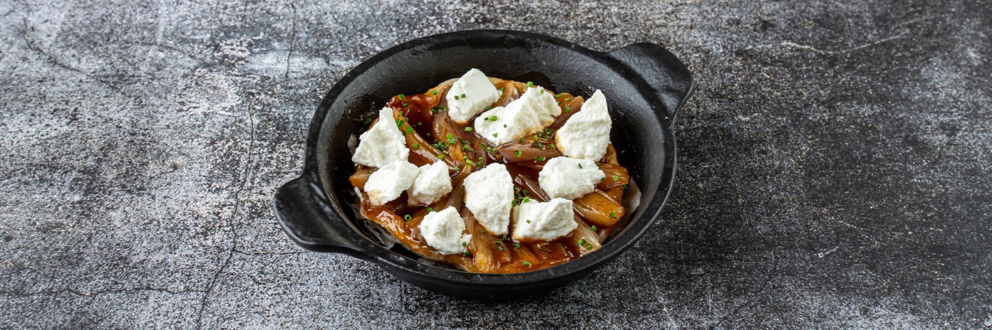Hagymás tarte Tatin friss kecskesajttal