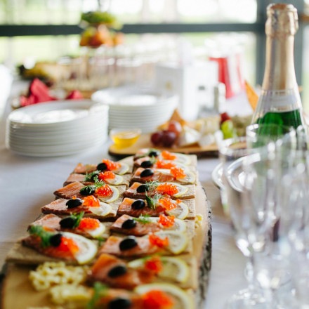 Tavoli e postazioni per il buffet