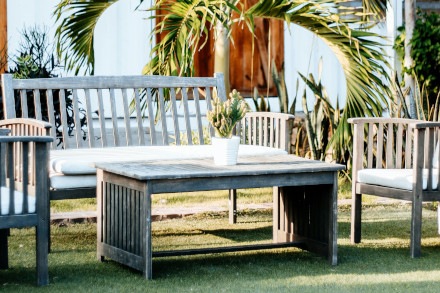 Panchine da giardino e i tavoli da birreria per eventi