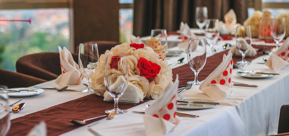 Allestimento dei tavoli per eventi di catering