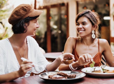 Donna che mangia al ristorante