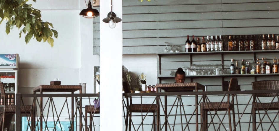 Mobili e accessori da bar per una terrazza all'aperto dinamica
