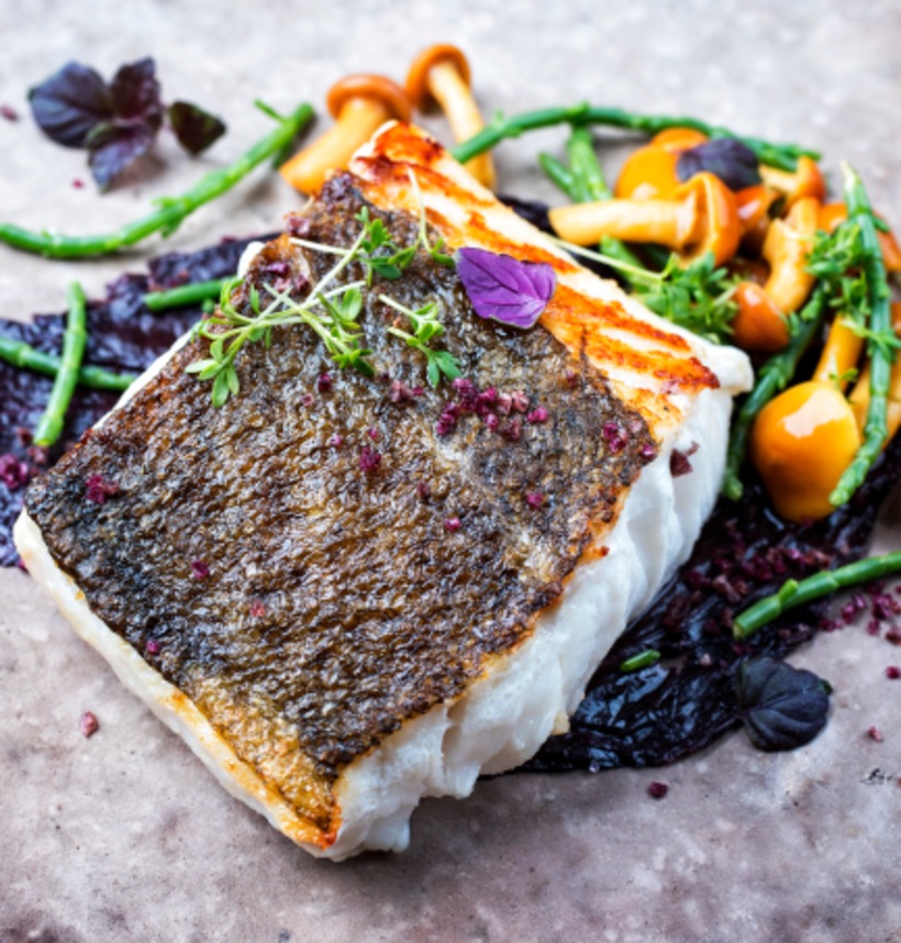 foto di trancio di pesce su verdure miste - prodotti dal food cost contenuto