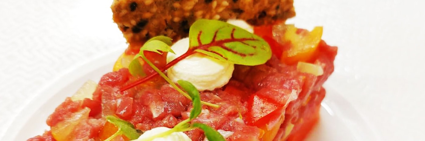 Battuta di carne salada su anguria con cracker ai semi - ricette carne
