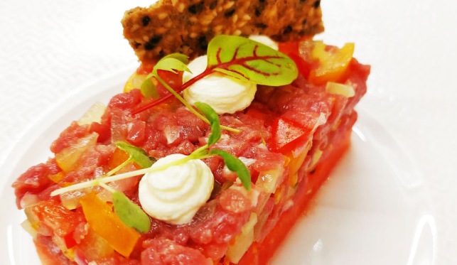 Battuta di carne salada su anguria con cracker ai semi - ricette carne