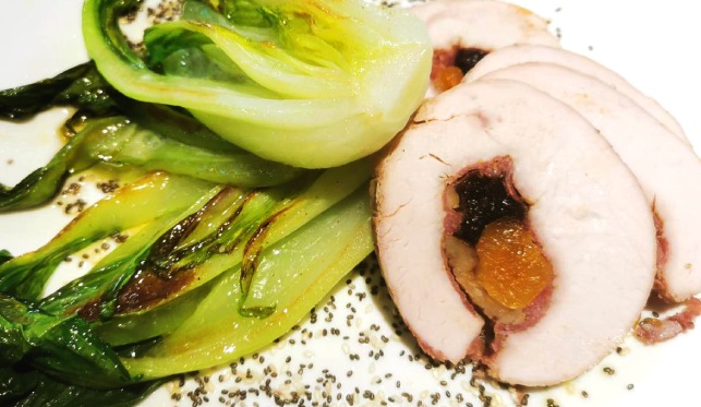 Fesa di tacchino ripiena di albicocche, prugne e castagne con pak-choi