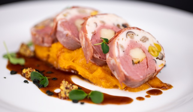 Lombatina di agnello in manto di funghi e soppressata