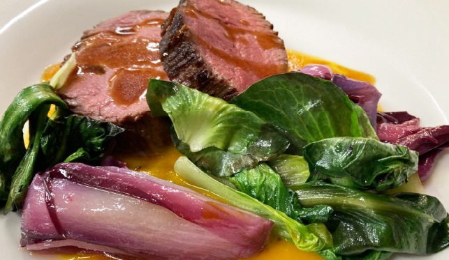 Medaglione di scamone con vellutata di patate dolci