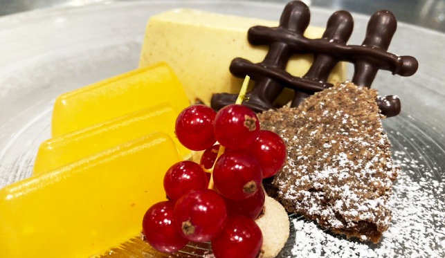 Bavarese alle castagne, geleè al mandarino, crumble al cacao e liquirizia