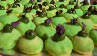 Bignè craquelin con mousse di Castelmagno e gel di sedano