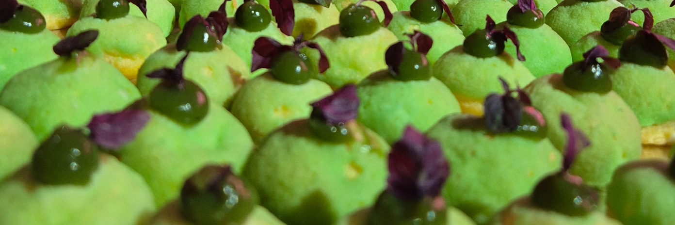 Bignè craquelin con mousse di Castelmagno e gel di sedano