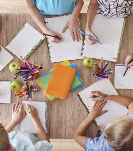 copii cu caiete si creioane