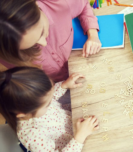 fetita cu mama invata alfabetul
