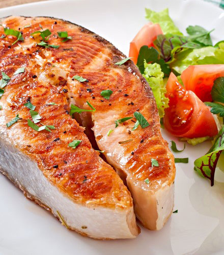 peste somon grill salata