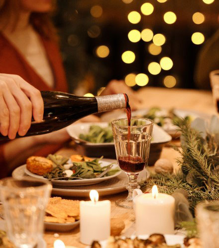 masa de sarbatoare si vin
