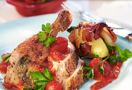 carne de pui pregatita servita in vesela de calitate