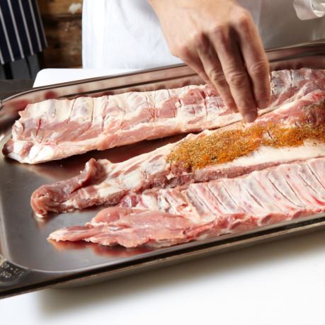 Piept de porc - carne marinata cu condimente pe tava