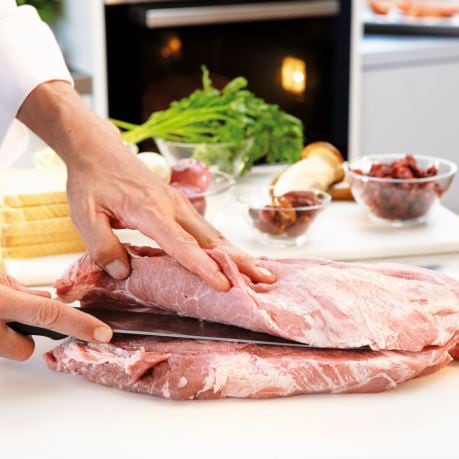 Spata de porc in proces de pregatire - carne de porc proaspata sectionata
