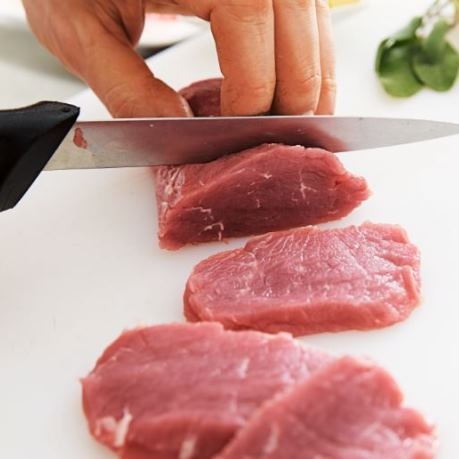 Carne refrigerata de vita sectionata manual