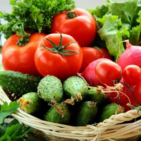 Legume proaspete Moldova - cos cu salata, tomate, castraveti