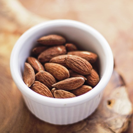 Migdale Moldova in cupa mica alba