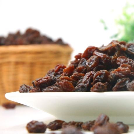 Stafide la pret redus in farfurie de portelan alba