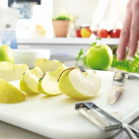 Mere din Moldova taiate pe tocator din plastic