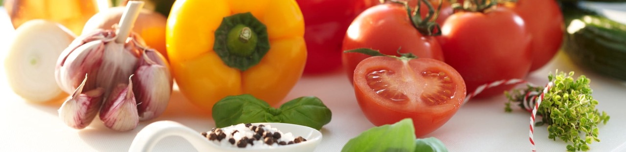 Legume proaspete - usturoi, ardei, tomate, busuioc, castraveti
