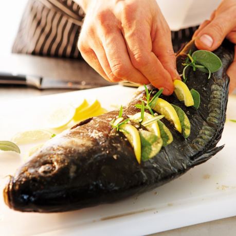 Bucatar condimenteaza carp cu lamaie si verdeata