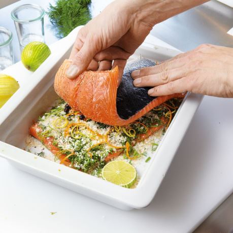 Somon marinat cu condimente in tava de gatit la cuptor