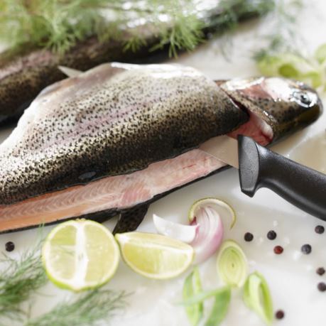 Pastrav proaspat taiat pe mijloc - pesti in vanzare la metro moldova