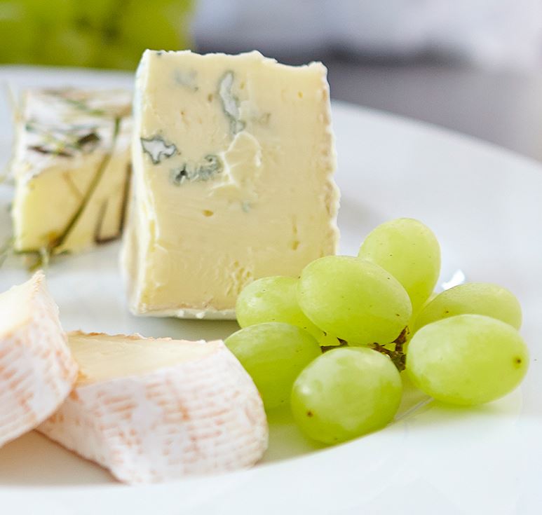 Struguri de masa si asorti de cascaval - brie si dor blue