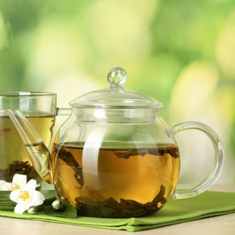 Ceai de plante in ceainic transparent din sticla vesela Tarrington house