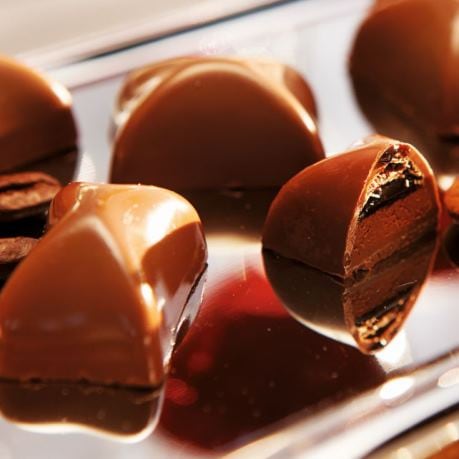 Bucati de ciocolata pe vesela din metal reduceri si promotii la dulciuri