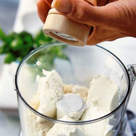 Branza ricotta in vesela horeca cu piper proaspat rasnit prin rasnita