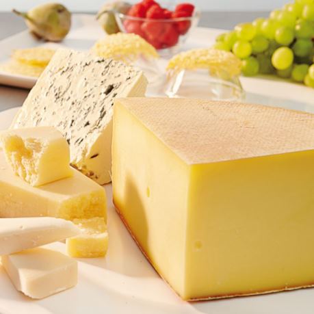 Cascaval cu mix de fructe (sturguri de masa, masline) pe vesela horeca