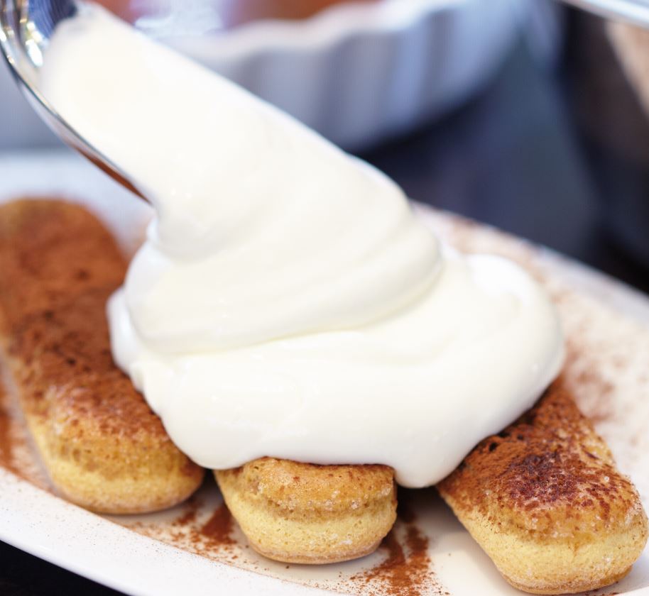 mascarpone pe biscuiti savoiardi reteta de tort tiramisu cu produse fine life, aro, metro chef