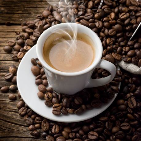 rioba cafea boabe pentru rasnita de cafea langa espresso in ceasca din vesela horeca