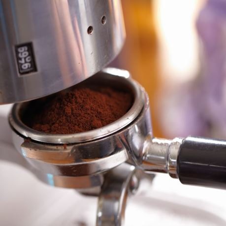 Cafea data prin rasnita de cafea in dozator din masina de facut espresso
