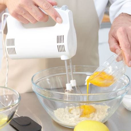 Bucatar profesionist foloseste mixer  philips sau tefal pentru reteta de tort