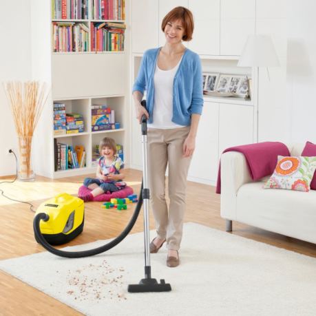 Femeie folosind aspirator profesional karcher in sufragerie