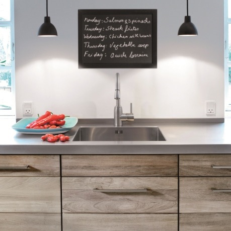 Bucatarie moderna cu mobila, accesorii, vesela de la metro