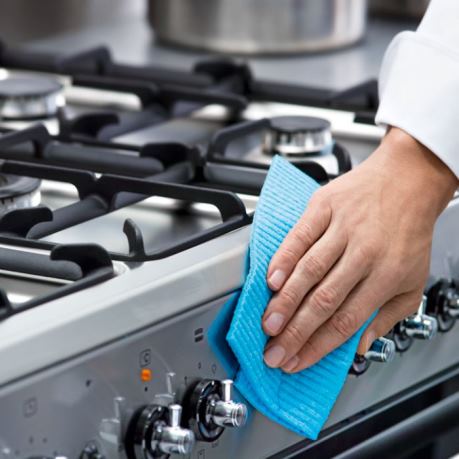 Aragaz curatit cu laveta si produse de menaj